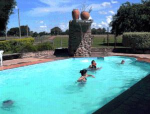 Baía波萨达阿瓜佩酒店的两人在大型游泳池游泳