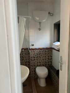 泰卡斯Villa Venturini的一间带卫生间和水槽的浴室