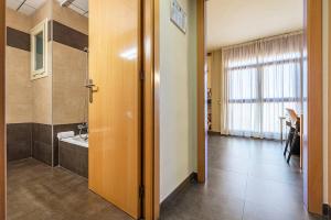 维拉弗兰卡宾纳戴斯Hotel Pere III El Gran的客房设有带水槽和淋浴的浴室。