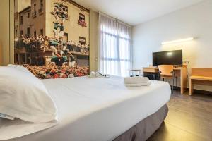 维拉弗兰卡宾纳戴斯Hotel Pere III El Gran的卧室配有一张白色大床