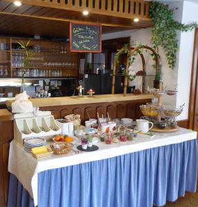 伦山前比绍夫斯海姆Pension Gasthof Zum Lamm的餐厅的餐桌上放着食物
