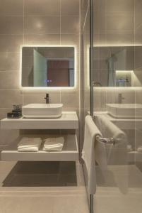 大山脚FUHOTEL的白色的浴室设有水槽和镜子