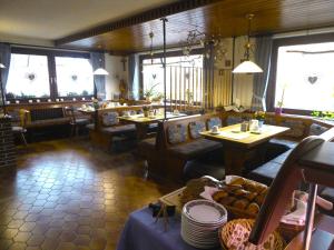 伦山前比绍夫斯海姆Pension Gasthof Zum Lamm的一间设有桌子和沙发的餐厅