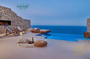 圣尼古拉奥斯Emerald Villas & Suites - The Finest Hotels Of The World的带沙发和壁炉的客厅