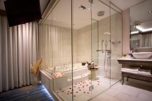 伊斯坦布尔Pierre Loti Hotel Old City- Special Category的带淋浴、浴缸和盥洗盆的浴室