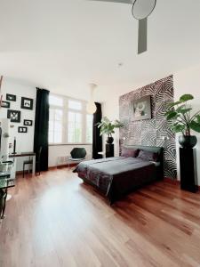曼海姆高层公寓的一间卧室配有一张床,铺有木地板