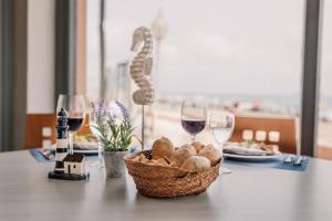 拉曼加戴尔马尔梅纳卢德公寓酒店的一张桌子,上面放着一篮面包和酒杯