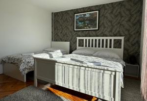 波利亚纳克卡蒂察比察尼茨酒店的一间卧室设有两张床和一堵墙