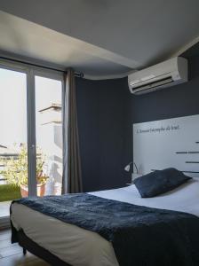 土伦塞伦亚酒店的一间卧室设有一张床和一个大窗户