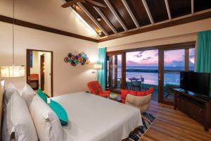 拉薇亚妮环礁Atmosphere Kanifushi - Premium All Inclusive with Free Transfers的一间卧室设有一张大床,享有海景