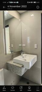 Le Palis Suite的浴室设有白色水槽和镜子