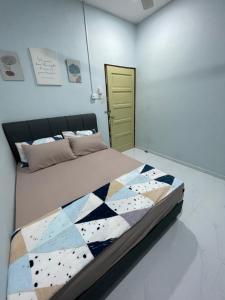 马兰Paktam Ruduwe Homestay的一间卧室配有床,床上装有被子