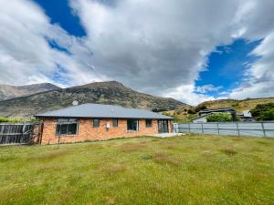 箭镇Leisure Holiday Home Lake Hayes Easte Queenstown的山地的砖房