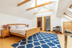 韦克斯福德Wildings Ardcavan的一间卧室配有一张床和蓝色地毯