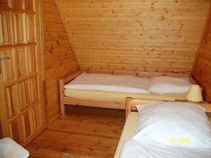 克林克Ferienhaus Bliev-Hee Nr 3的小木屋内带两张床的小房间