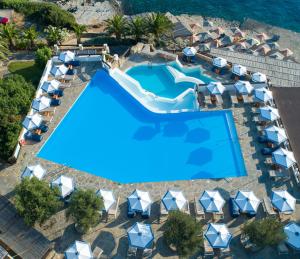 伊罗达Aquila Elounda Village Resort, Suites & Spa的享有度假村游泳池的顶部景致