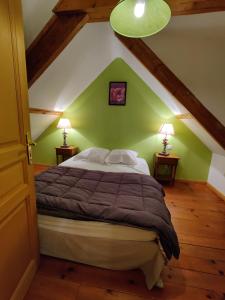 吕村Camping La Garenne De Moncourt的一间卧室配有一张带绿色墙壁的床