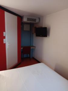 圣艾蒂安迪鲁夫赖HOTEL PREMIERE CLASSE Rouen Sud Oissel的一间卧室配有一张床,另一间配有电视。