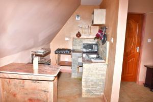 Airman’s Lodge的小厨房配有炉灶和水槽