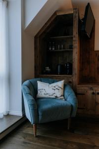 EastchurchThe Ferry House的客厅里设有蓝色的沙发,配有电视