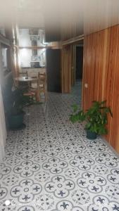 科布列季Family Holiday的客房铺有瓷砖地板,配有桌子和植物