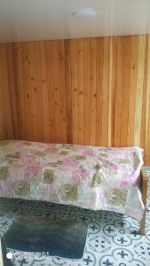 科布列季Family Holiday的一间卧室设有一张床和木墙
