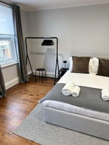 BuckinghamshireHigh Wycombe Centre- 2 bed flat的一间卧室配有一张带两个枕头的床