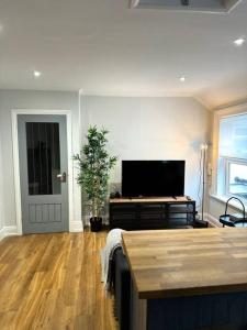 BuckinghamshireHigh Wycombe Centre- 2 bed flat的带平面电视的客厅