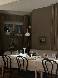 布莱德Adora Luxury Hotel的餐桌、椅子和白色桌布