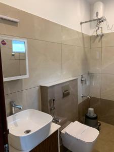伊都基Snowdonia Ecostay By GrassHopper Hotels的浴室配有白色水槽和卫生间。