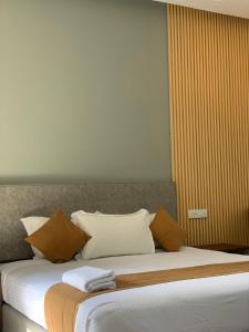 伊都基Snowdonia Ecostay By GrassHopper Hotels的一间卧室配有一张大床,提供棕色和白色的枕头