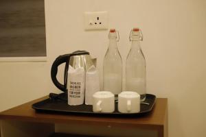 伊都基Snowdonia Ecostay By GrassHopper Hotels的桌子上放着两瓶牛奶
