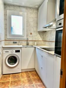 巴塞罗那巴塞罗那兰布拉大道公寓酒店的厨房配有洗衣机和水槽