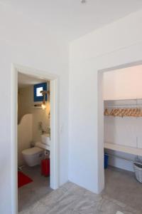 Vlychada BeachVilla Nidito Santorini的浴室配有白色卫生间和盥洗盆。