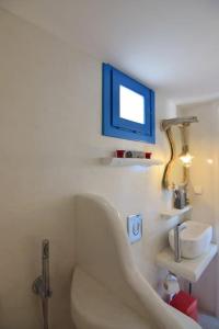 Vlychada BeachVilla Nidito Santorini的带浴缸和盥洗盆的浴室