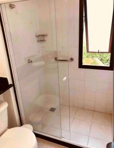 安格拉杜斯雷斯Angra dos Reis - Porto Bali - Apartamento no Complexo Mercur的浴室里设有玻璃门淋浴