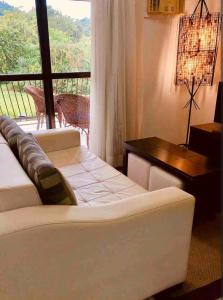 安格拉杜斯雷斯Angra dos Reis - Porto Bali - Apartamento no Complexo Mercur的客厅配有沙发和桌子