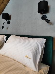 Loft Point 1的卧室配有两盏灯,墙上设有一张床