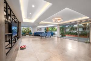 卡兰古特Quality Inn Ocean Palms Goa的一个带玻璃门和电视的大客厅