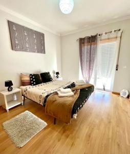 阿托吉亚达巴莱亚Fantastic 3 bedroom Villa - Peniche - Mer&Surf的一间卧室配有一张床,铺有木地板