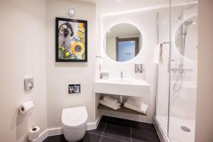 布莱克浦布莱克浦汉普顿希尔顿酒店的白色的浴室设有水槽和淋浴。