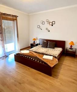阿托吉亚达巴莱亚Fantastic 3 bedroom Villa - Peniche - Mer&Surf的一间卧室,卧室内配有一张大床