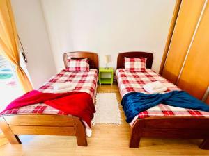 阿托吉亚达巴莱亚Fantastic 3 bedroom Villa - Peniche - Mer&Surf的两张睡床彼此相邻,位于一个房间里