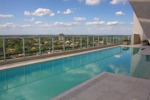 亚松森Esplendor by Wyndham Asuncion的一座享有建筑景致的游泳池