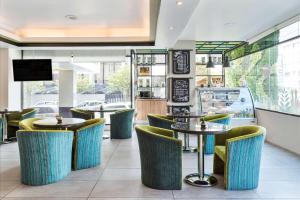 基多基多温德姆花园酒店的餐厅设有桌椅和窗户。