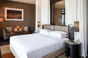 阿布扎比Grand Hyatt Abu Dhabi Hotel & Residences Emirates Pearl的卧室配有一张白色的大床和一张沙发。