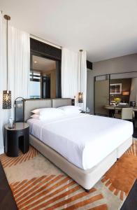 阿布扎比Grand Hyatt Abu Dhabi Hotel & Residences Emirates Pearl的卧室配有一张白色的大床和一张桌子