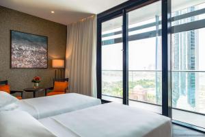 阿布扎比Grand Hyatt Abu Dhabi Hotel & Residences Emirates Pearl的酒店客房设有两张床和大窗户。