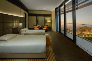 阿布扎比Grand Hyatt Abu Dhabi Hotel & Residences Emirates Pearl的市景卧室 - 带1张床