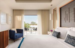 卡武埃鲁特佛理卡夫优瑞酒店的酒店客房,配有一张床和一张蓝色椅子